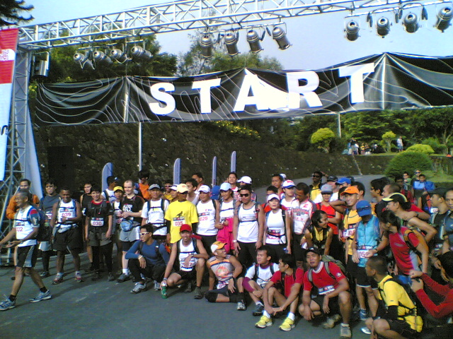 filipino trail runners at the TNF100 2008 start line